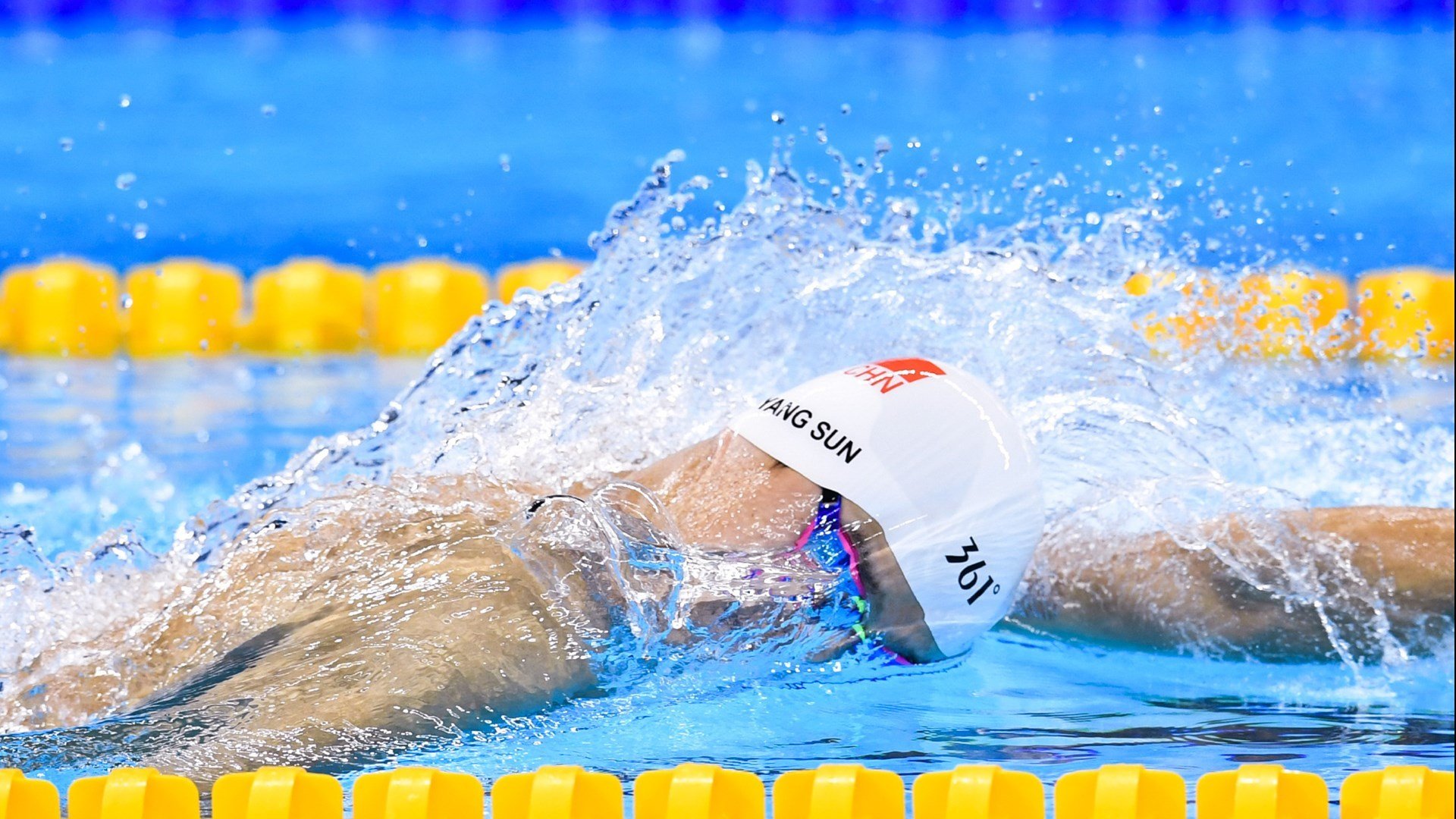 国际足球界联合推动全民参赛运动，提升运动普及率，国际足球联合会竞赛规则